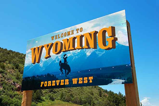 PROMO 64J1 States - Wyoming Welcome Sign - iStock - Ingo Dorenberg