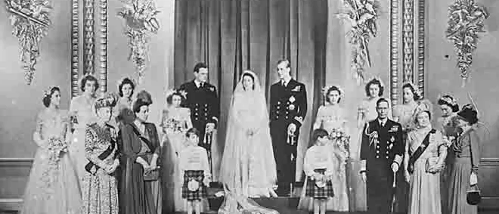 PROMO 64J1 People - Princess Elizabeth and Prince Phiip posing for photos after their wedding - Public Domain