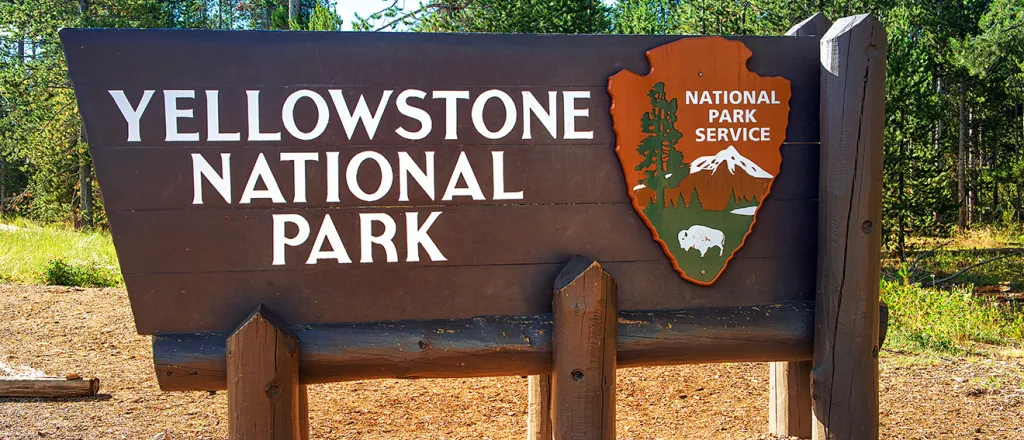 PROMO 64 Outdoors - Yellowstone National Park Wyoming Montana NPS Sign - Ingo Dörenberg - iStock-1138192128