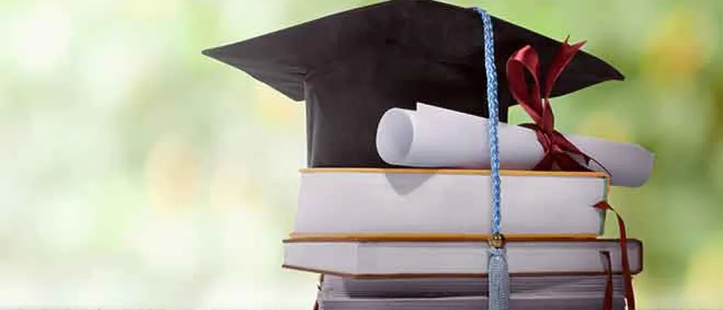 PROMO 64J1 Education - Graduation Cap Diploma Books - iStock - leolintang PROMO Education - Graduation Cap Diploma Books - iStock - leolintang