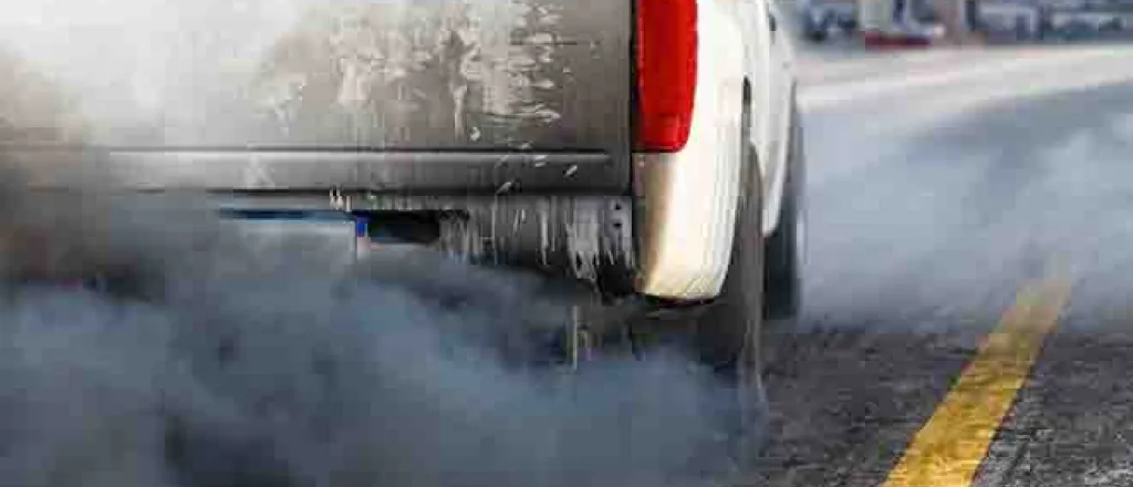 PROMO 64J1 Environment - Pollution Vehicle Pickup Truck Exhaust Smoke Road - iStock - Toa55 PROMO Environment - Pollution Vehicle Pickup Truck Exhaust Smoke Road - iStock - Toa55