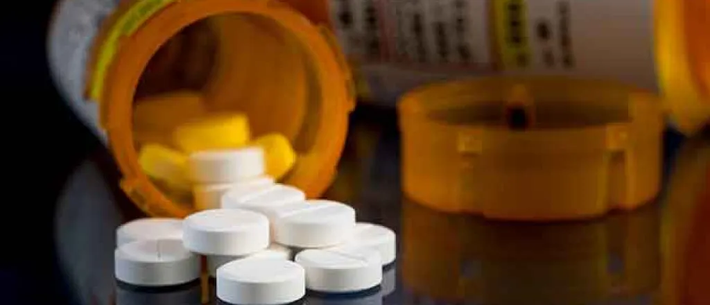 PROMO 64J1 Helath - Drugs Pills Bottle Perscription - iStock - BackyardProductions