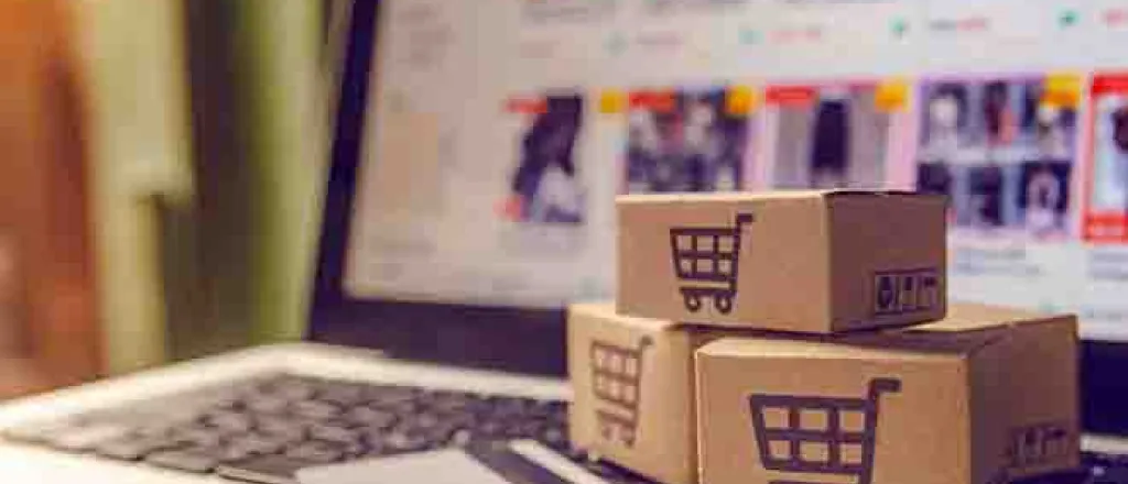 PROMO 64J1 Living - Shopping Cart Boxes Packages Computer Credit Card - iStock - Tevarak PROMO 64J1 Living - Shopping Cart Boxes Packages Computer Credit Card - iStock - Tevarak