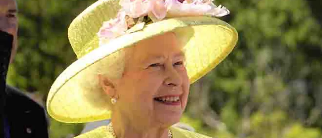 PROMO People - Queen Elizabeth II in 2007 at the Goddard Space Flight Center in Maryland - Wikipedia - public domain