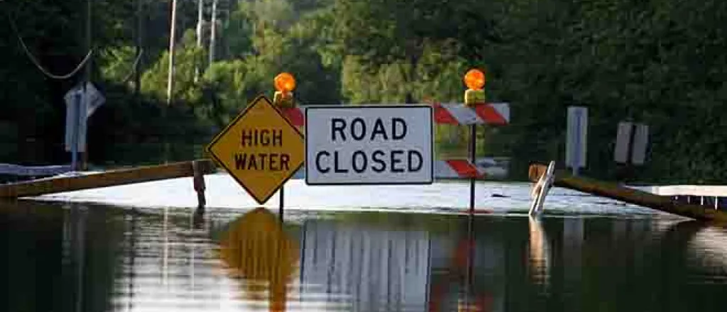 PROMO 64J1 Transportation - Sign Road Closed Flooding High Water Outdoors Road - iStock - djperry