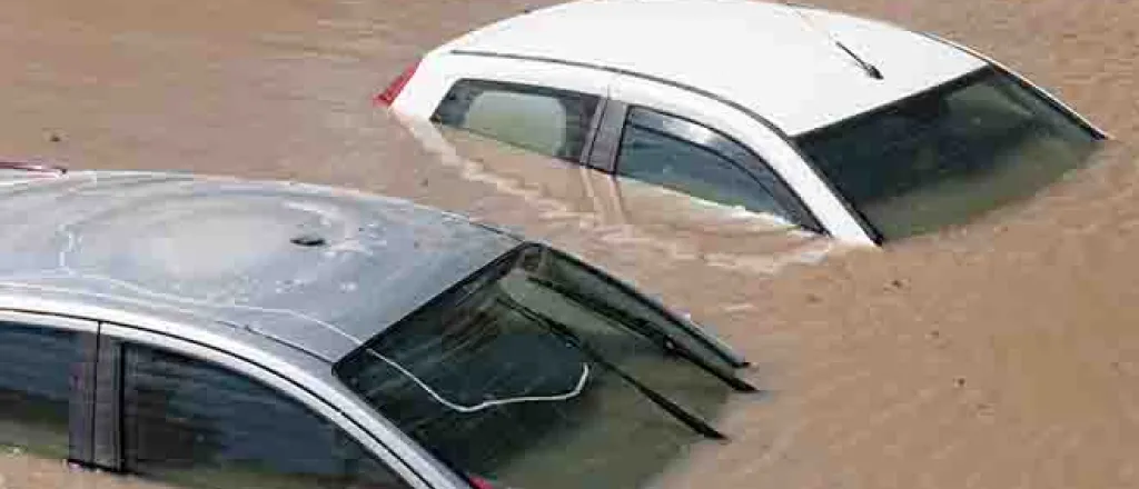 PROMO 64J1 Weather - Flood Water Cars Vehicles - iStock - Mijau