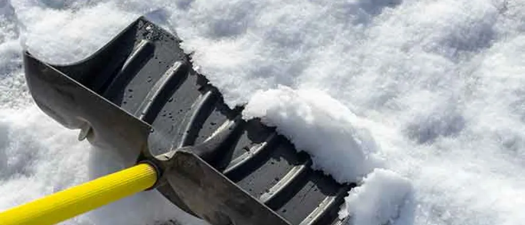 PROMO 64J1 Weather - Snow Shovel Ice Cold Winter - iStock - sanfel PROMO Weather - Snow Shovel Ice Cold Winter - iStock - sanfel