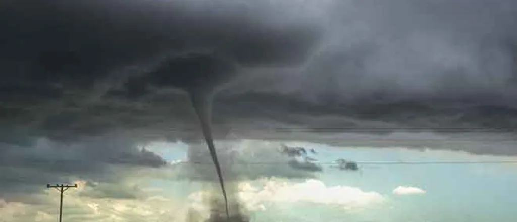 PROMO Weather - Tornado Storm Clouds Severe Thunderstorm - iStock - Meindert van der Haven