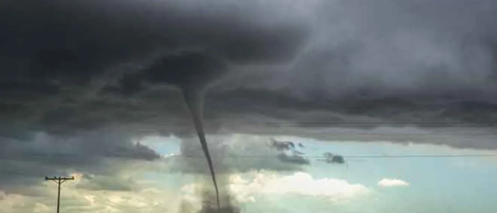 PROMO 64J1 Weather - Tornado Storm Clouds Severe Thunderstorm - iStock - Meindert van der Haven PROMO Weather - Tornado Storm Clouds Severe Thunderstorm - iStock - Meindert van der Haven