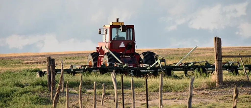 PROMO 64J Agriculture - Tractor Field Fence - Chris Sorensen