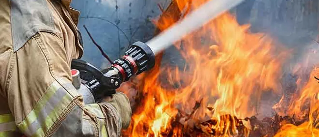 64J Fire - Firefighter Hose Water Flame - iStock - toa55.jpg PROMO 64JFire - Firefighter Hose Water Flame - iStock - toa55.jpg