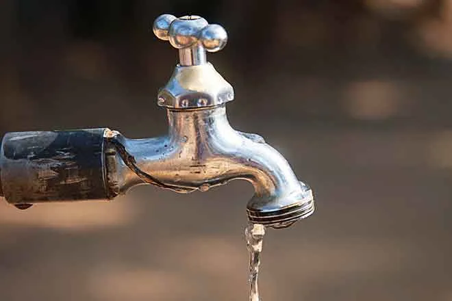 PROMO 64J1 Water - Tap Faucet Spigot Drip - iStock - Molina86