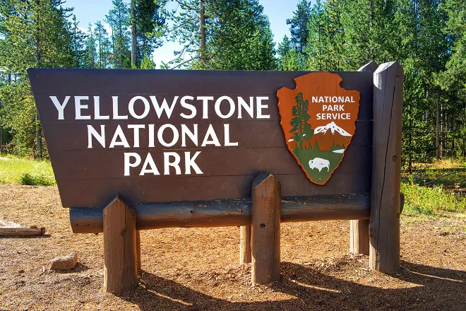 PROMO 64 Outdoors - Yellowstone National Park Wyoming Montana NPS Sign - Ingo Dörenberg - iStock-1138192128