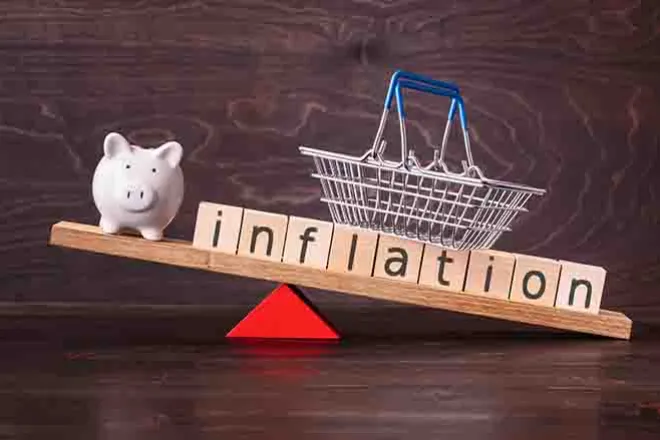 PROMO Finance - Inflation Money Personal Shopping Piggy Bank Balance - iStock - Yingko