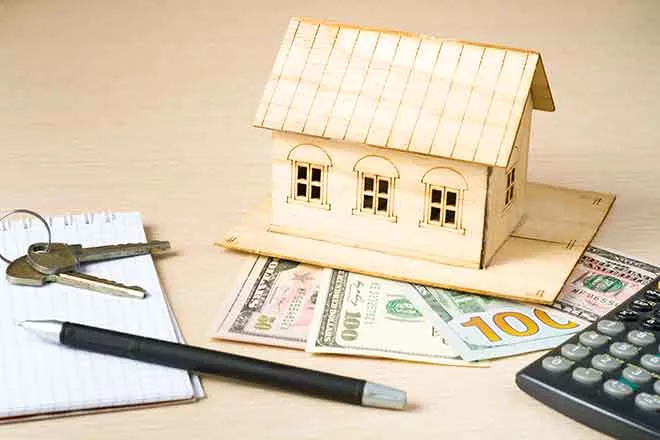 PROMO Finance - Money House Caclulator Keys Pen Paper - iStock - Motizova