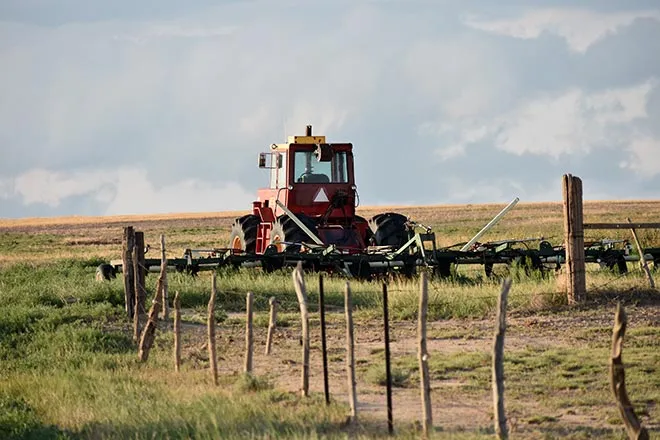 PROMO 64J Agriculture - Tractor Field Fence - Chris Sorensen