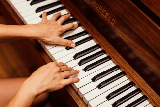 PROMO Instrument - Music Piano Keys Hands - Wikimedia - Public Domain