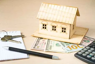 PROMO 64J1 Finance - Money House Caclulator Keys Pen Paper - iStock - Motizova PROMO Finance - Money House Caclulator Keys Pen Paper - iStock - Motizova