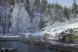 PROMO 660 x 440 Outdoors - Strawberry Park Hot Springs - Steamboat Springs - iStock - Faina Gurevich 