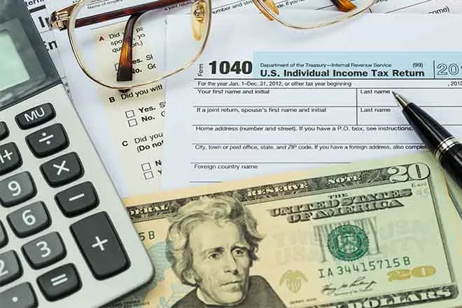 PROMO 660 x 440  Money - Tax Form Calculator Money Glasses - iStock