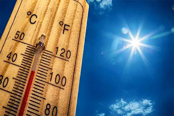 PROMO Weather - Temperature Thermometer Hot Heat Sun Sky Celsius Centigrade Fahrenheit - iStock - MarianVejcik