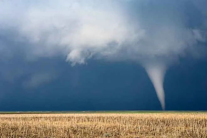 PROMO Weather - Tornado Thunderstorm - iStock mdesigner125